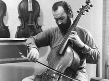 Nikolaus Harnoncourt am Violoncello