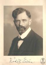Zoltan Kodaly - nach Pál M. Vajda 1928 - https://nemzetikonyvtar.blog.hu/2021/10/16/hary_janos_szinpadra_lep, Public Domain, https://commons.wikimedia.org/w/index.php?curid=123048016